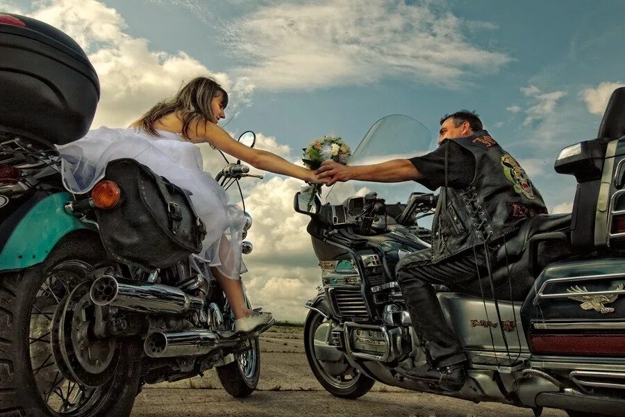 Байкеры читать. Байкерский мотоцикл. Парень с девушкой едут на мотоцикле. Девушка байкер. Байкерская романтика.
