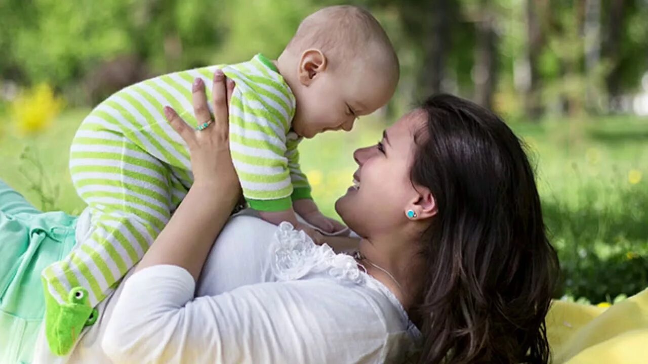 Baby daughters. Забота о младенце. Женщина с грудным ребенком. Mother and Baby. Mother and Baby playing.