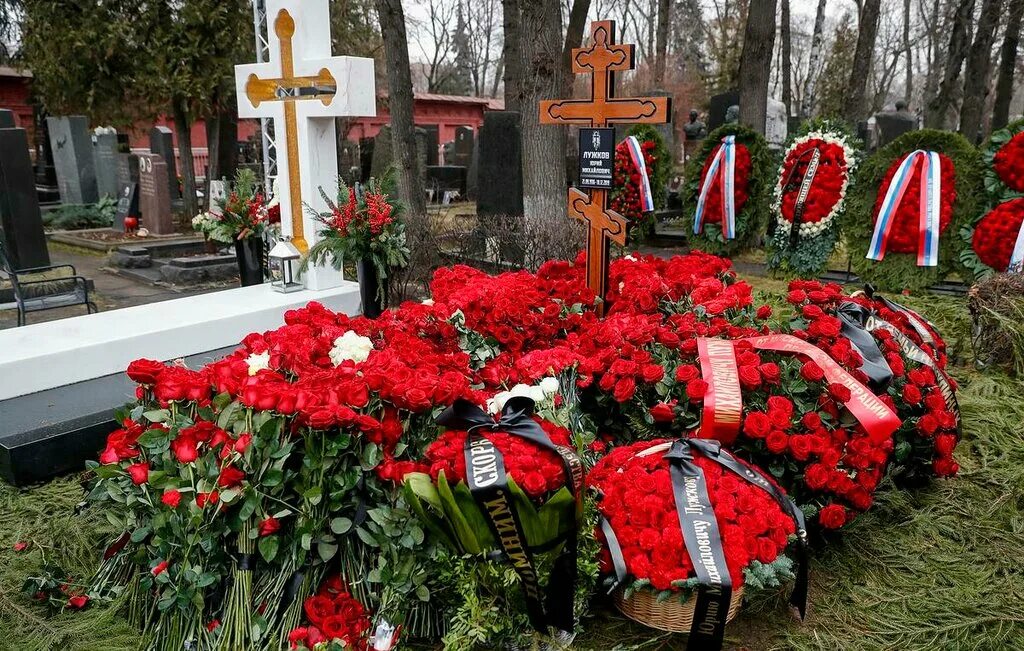 Кладбище в ясенево. Могила Юрия Лужкова на Новодевичьем кладбище. Новодевичье кладбище Лужков. Новодевичье кладбище могила Лужкова ю.м.