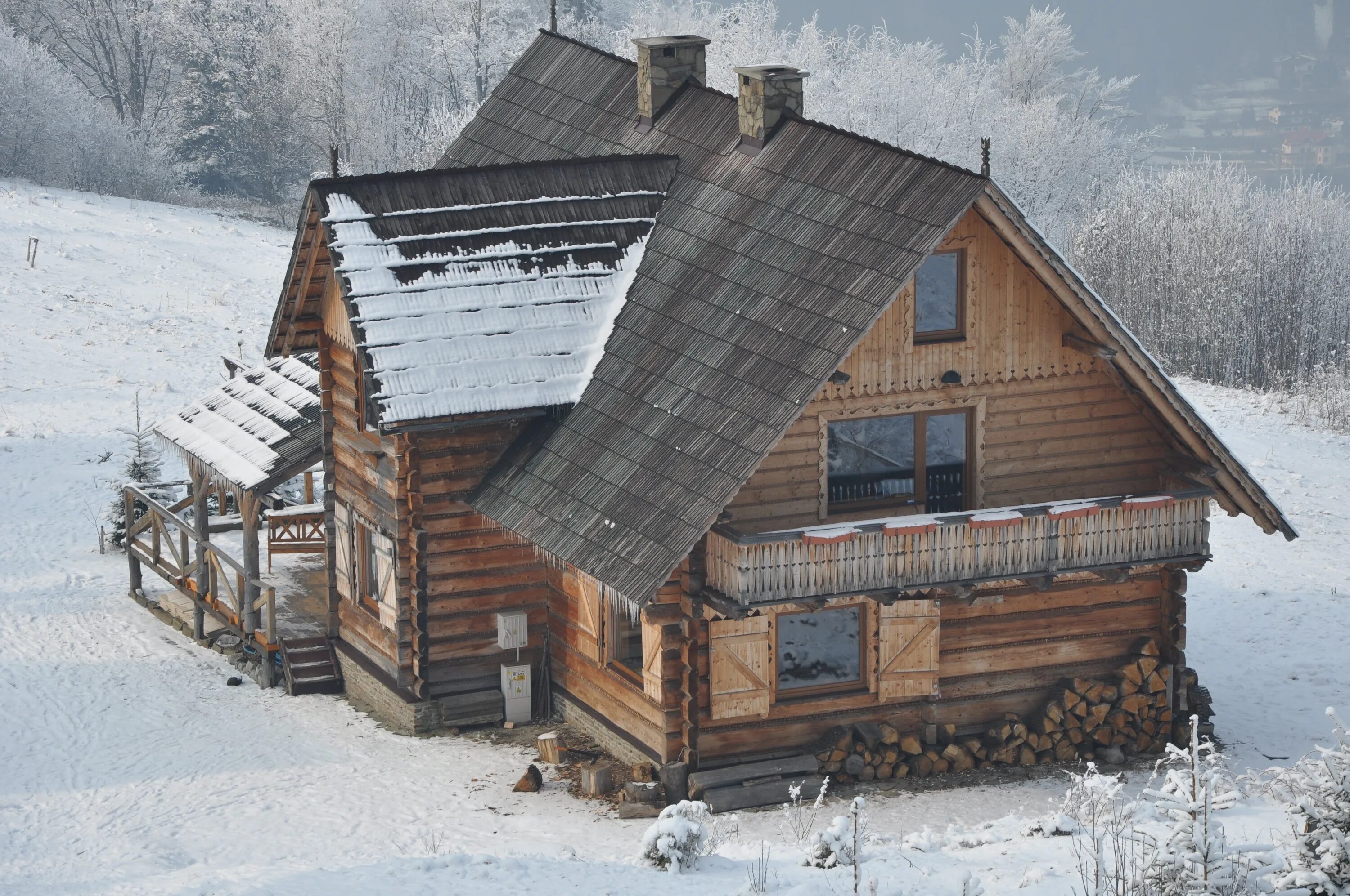 Дома на аляске. Аляска log Cabin. Деревянный дом Аляска. Зимняя крыша. Зимние крыши домов.
