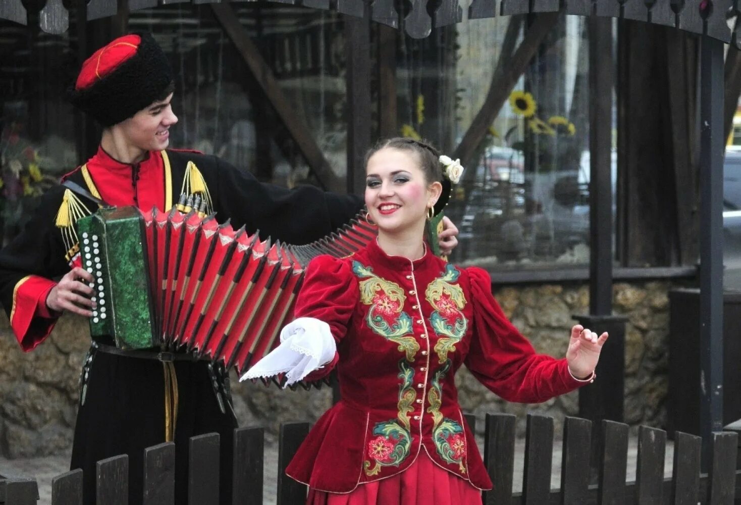 Девушка с лошадью. Казачий песенный фольклор кубани. Николай вечеркин православный дон. Песенный фольклор донских казаков. Казак девушка поет.