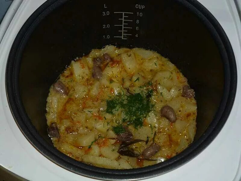 Тушеная картошка с курицей в мультиварке редмонд. Курица с картошкой в мультиварке. тушеная картошка в мультиварке. куриные сердечки с картошкой в мультиварке. тушеная картошка с куриной грудкой в мультиварке.