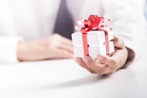 Стоит подарок