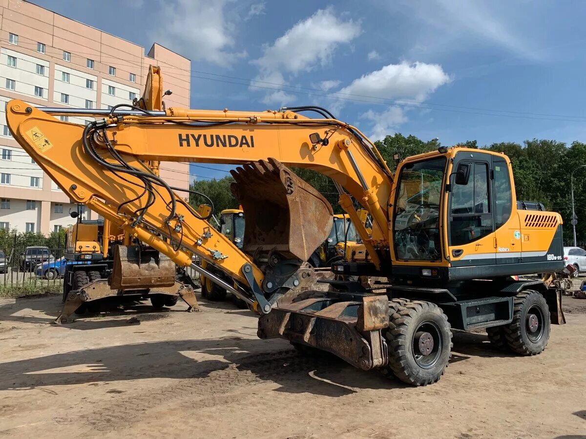 Колесный экскаватор Hyundai r180w-9s. Экскаватор Хендай 180 колесный. Hyundai 180 экскаватор колесный. Экскаватор Hyundai r180w 9.