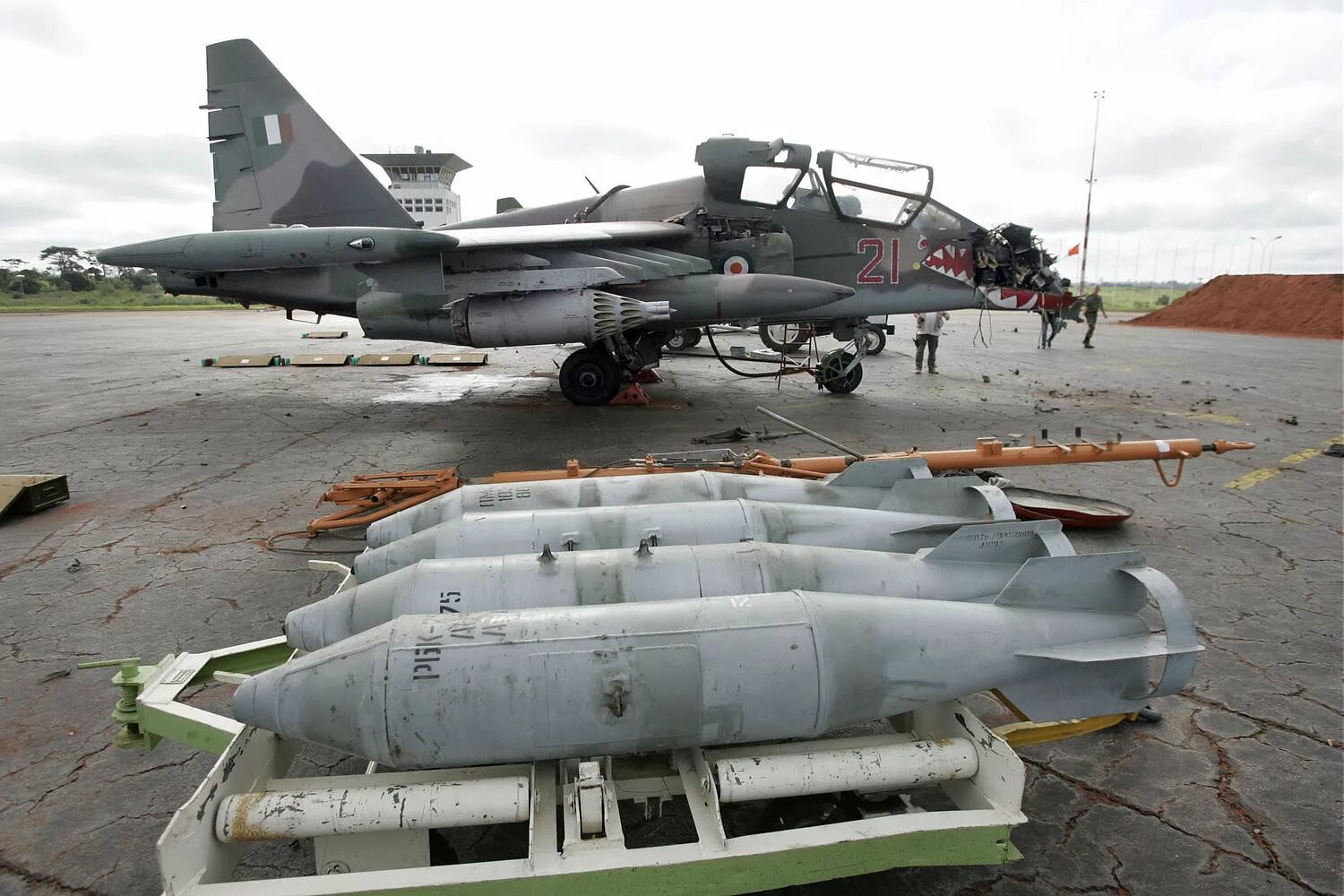 Су-24 Штурмовик Грач. Су-25 Штурмовик. Су 25 с боевыми повреждениями. Штурмовик Су-25 Грач.