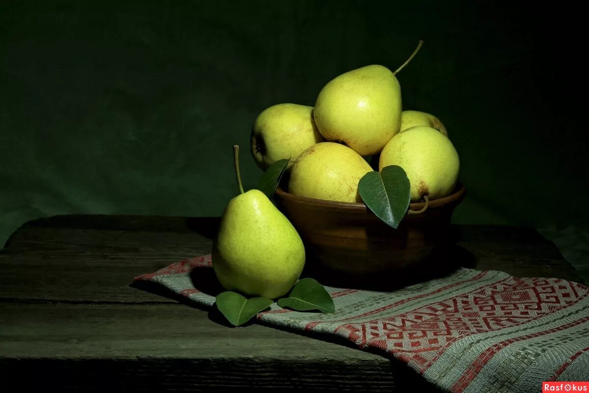 Натюрморт с яблоко грушей у окна фото PERE, MELE E UNA SUSINA Still life art, Still life images, Still life