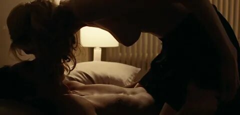 Голая грудь и ягодицы Элизабет Дебики на интимных стоп-кадрах из кино.