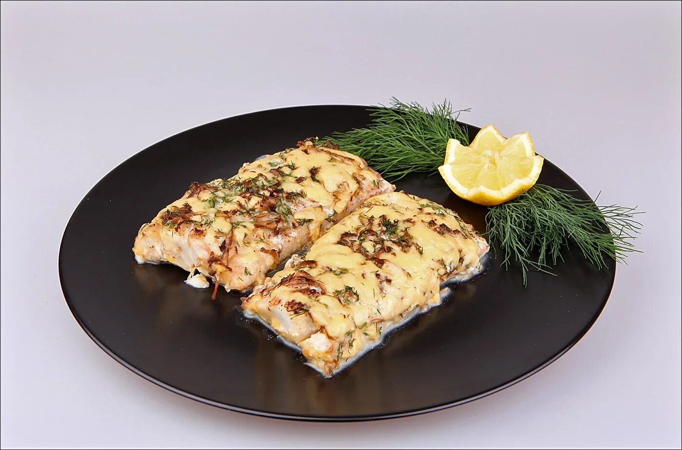 судак запеченный в духовке с картофелем. рыба запеченная в сметане. рыба под сырной шапкой. рыба под сырной корочкой. судак в сыре в духовке.