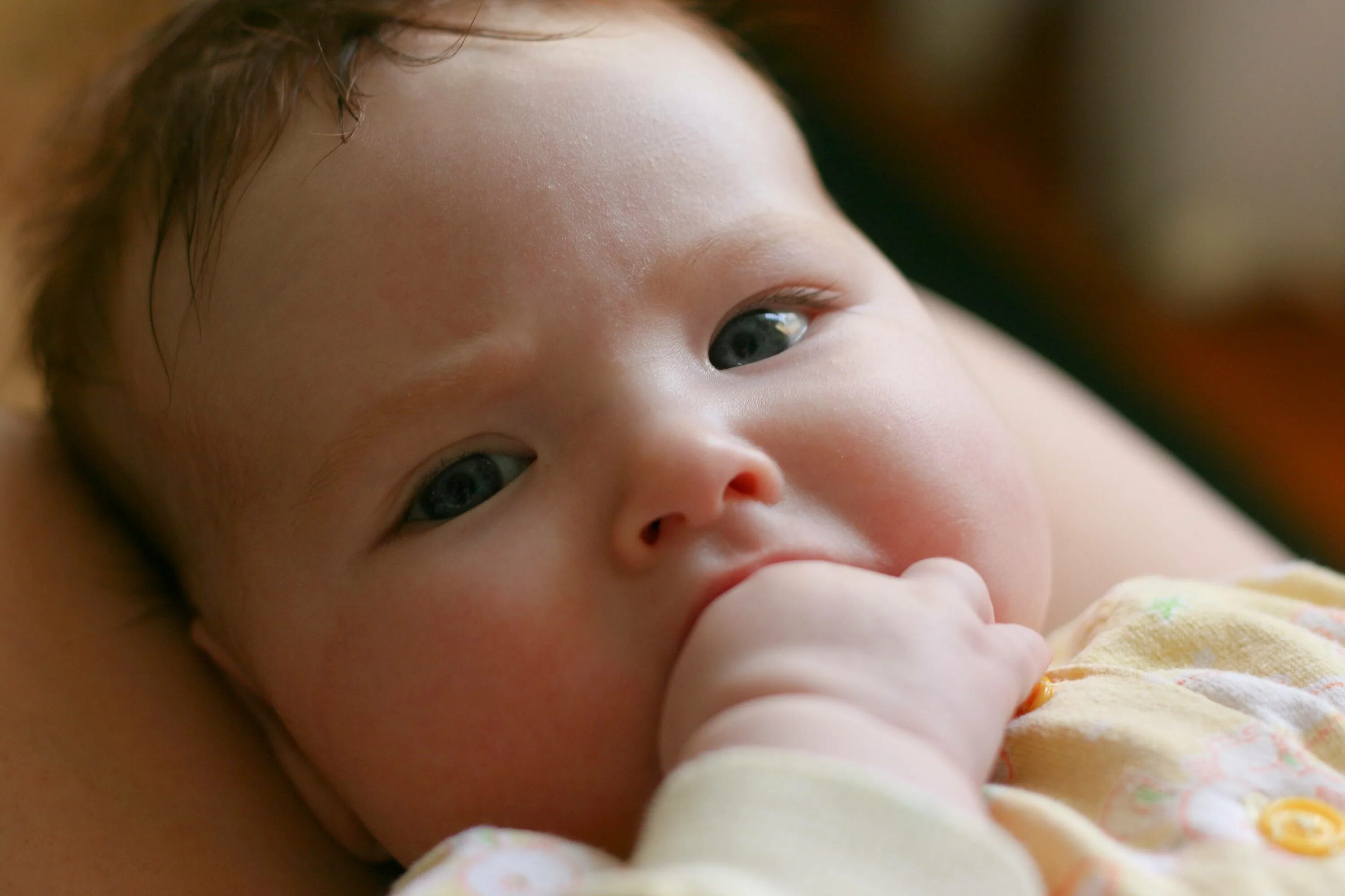 Срыгивает новорожденный. Срыгивания у детей раннего возраста. Молочный малыш. Часто срыгивает после