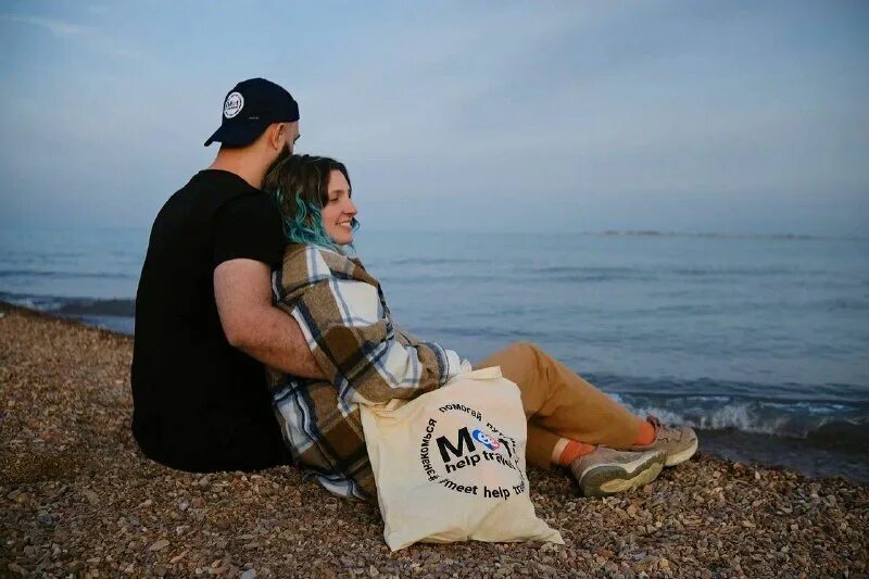 Help travel. Пара активный отдых. Поход в горы. Help travel. Туристы в горах.