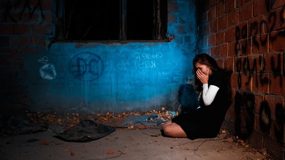 Люди около подъезда. Под девушкой. Кошка в подъезде. Затасканная девушка. Женщина и мужчина у поьзежа.