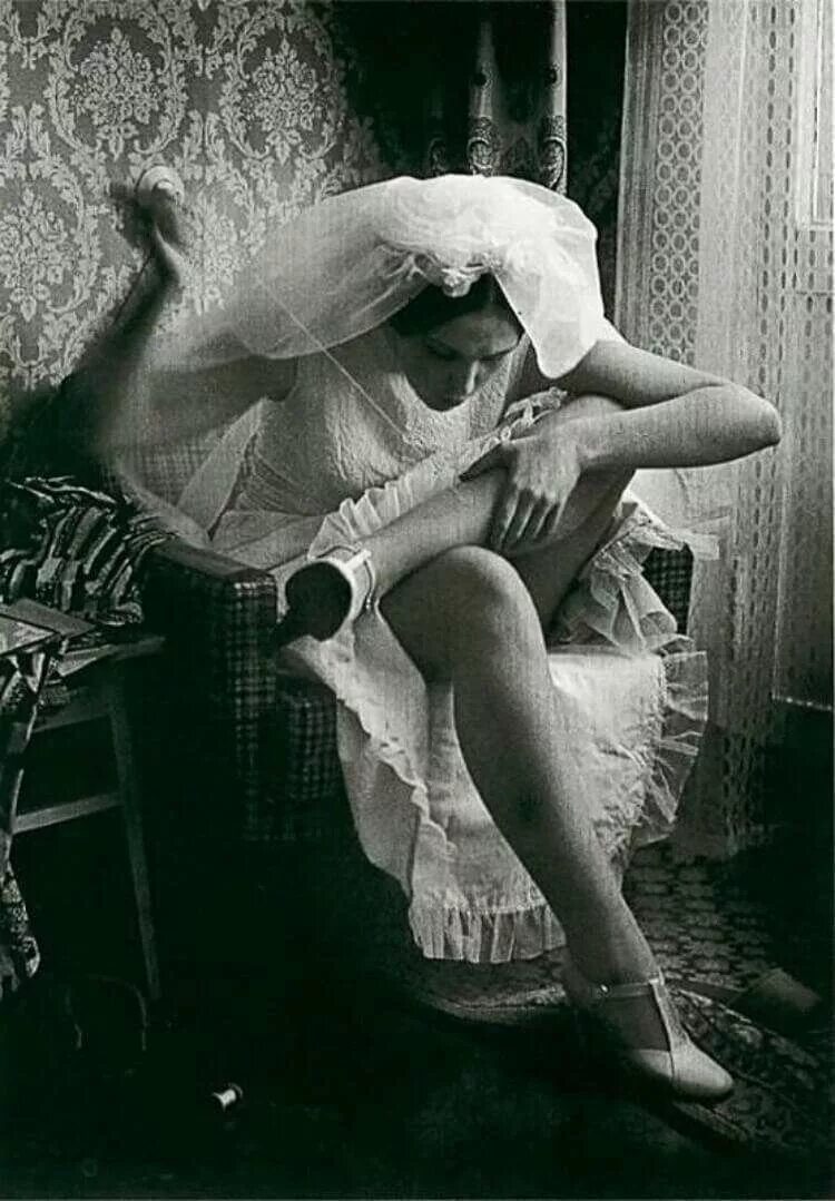 Ретро фото женщин. Ретро пьяные женщины. Взрослые женщины лежа. Запрещенная советская фотография. Ретро свингерская вечеринка.