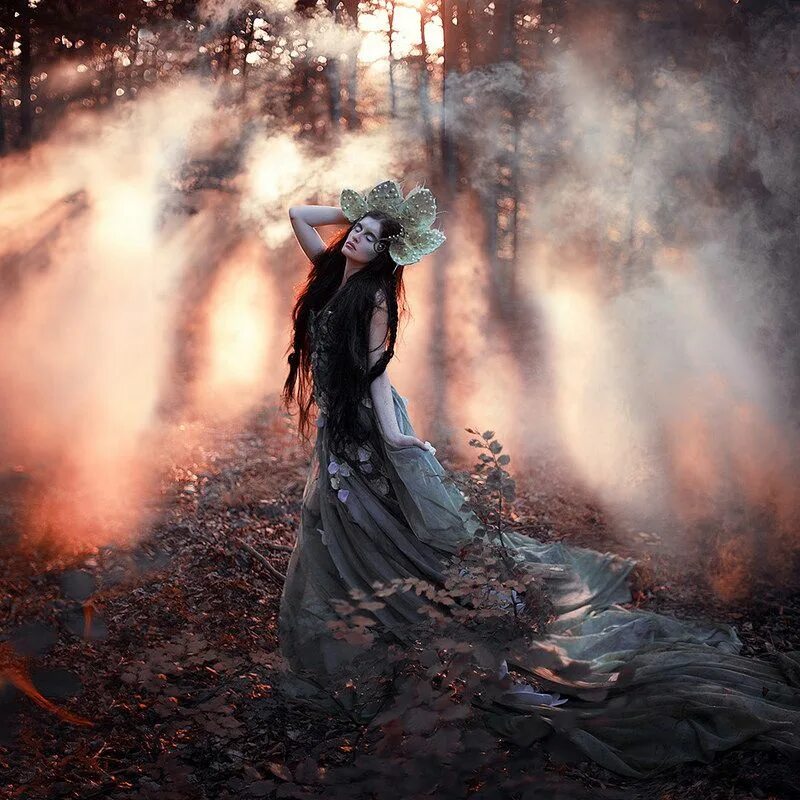 Ведьма фотосессия. Фотосессия с дымом. Фотосессия в стиле ведьмы. Фотосессия с дымом в лесу. Сквозь лес и дым геншин