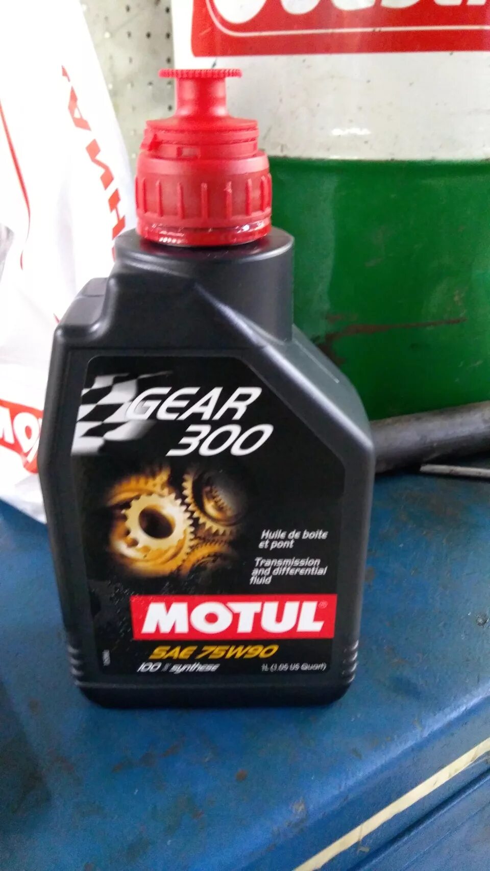 Сколько масла в коробку ларгуса. Motul Gear 300 75w-90. Motul Gear 300 75w90 аналоги. Масло КПП Ларгус. Масло в коробку Ларгус 21129.