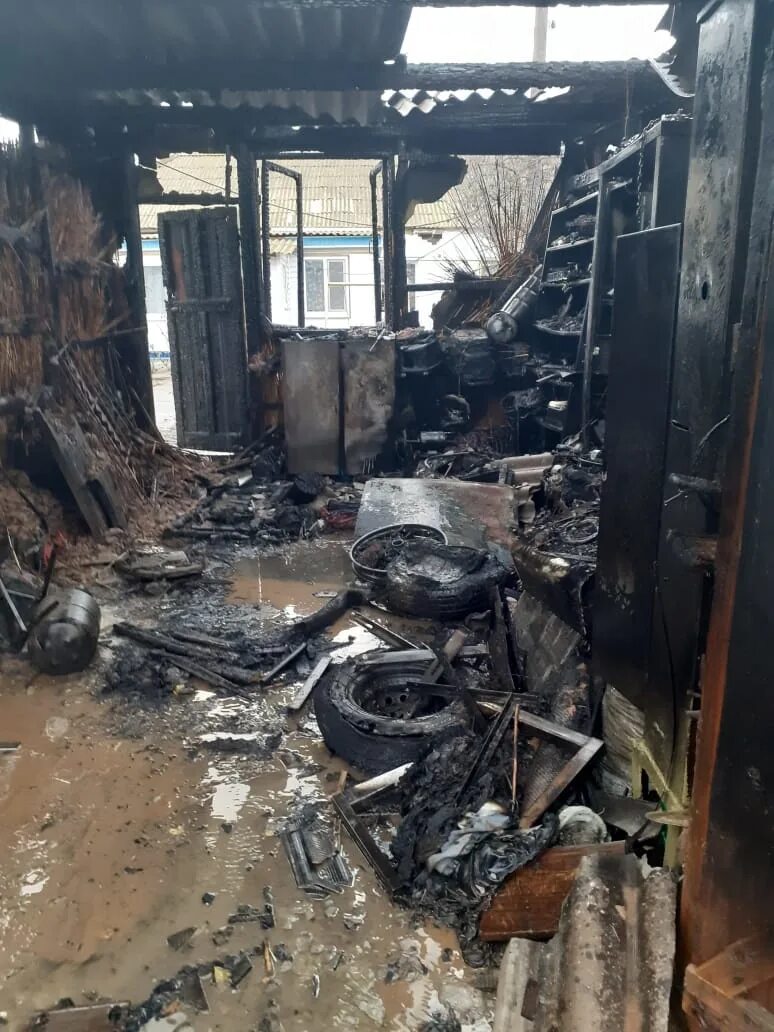 Сгоревшая конюшня в большом рейзино. Пожар в астрахани сейчас. Пожар в началово. Пожар приволжском районе. Пожар на кухне.