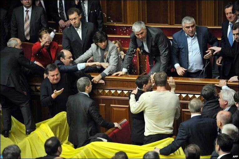 Рада что произошло. Верховная рада украины драка. драка в верховной раде. драка в парламенте.