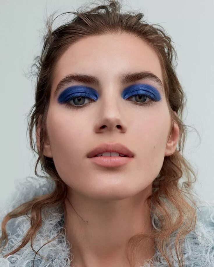 Сделать взрослый макияж. Макияж vogue. макияж референс. макияж синий vogue. макияж с синим акцентом.
