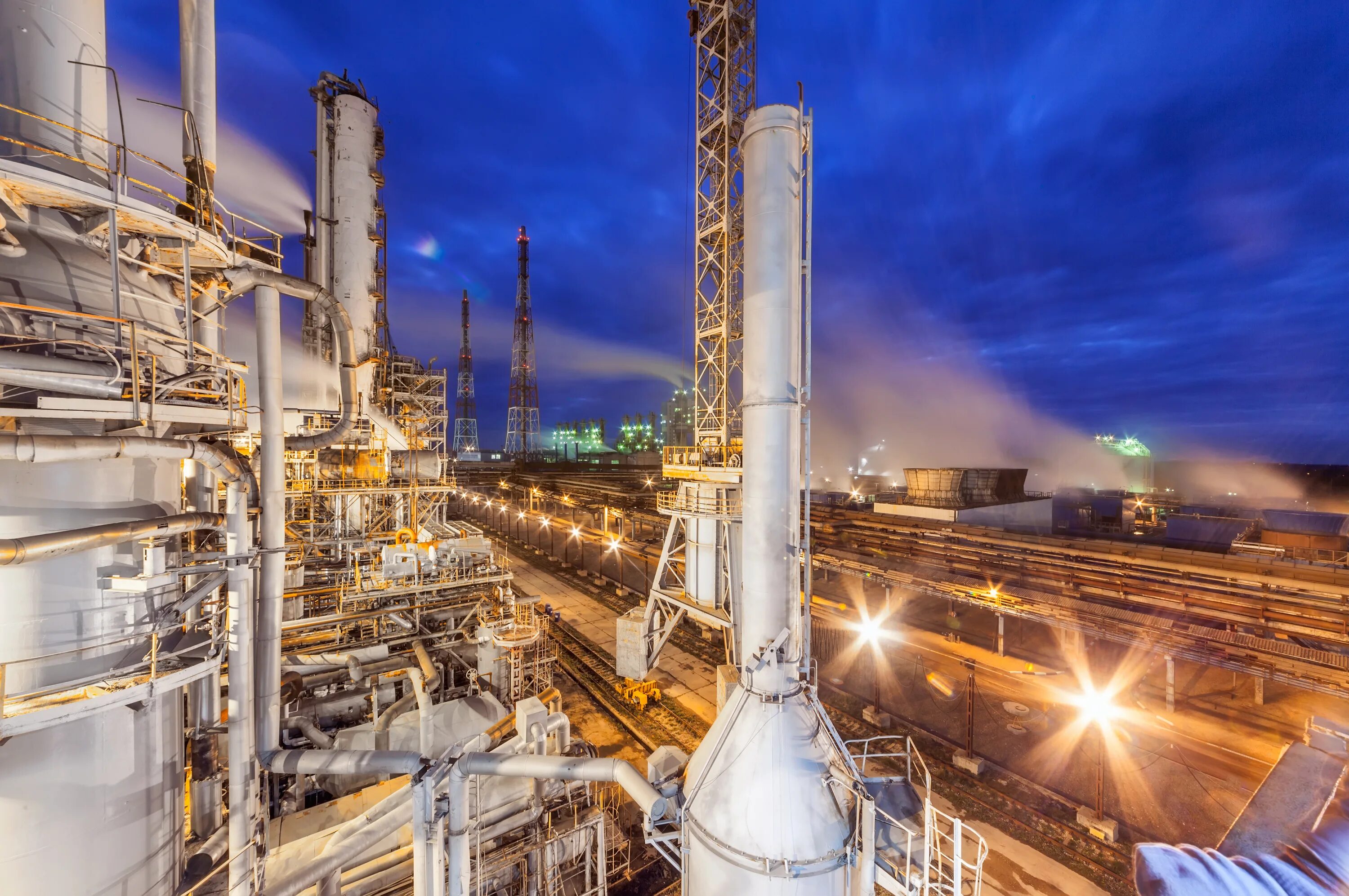 НПЗ Slovnaft. Химическая промышленность. Химическая и нефтехимическая промышленность. Нефтегазовый комплекс. Роль современной промышленности