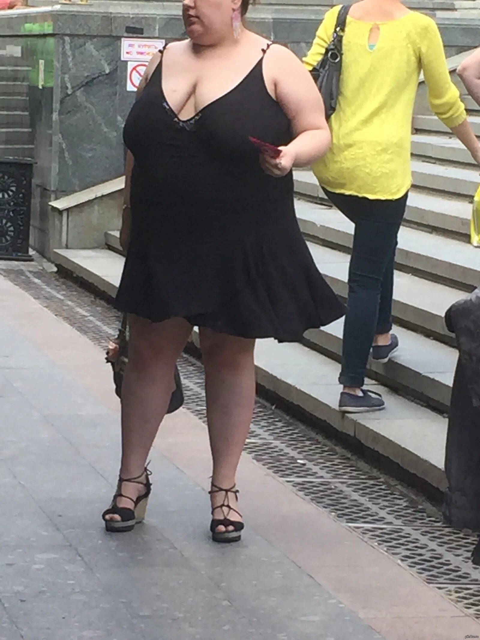 Смешные про толстых. Смешные Наряды на толстых. Смешные платья для толстушек. Толстуха в черном платье.