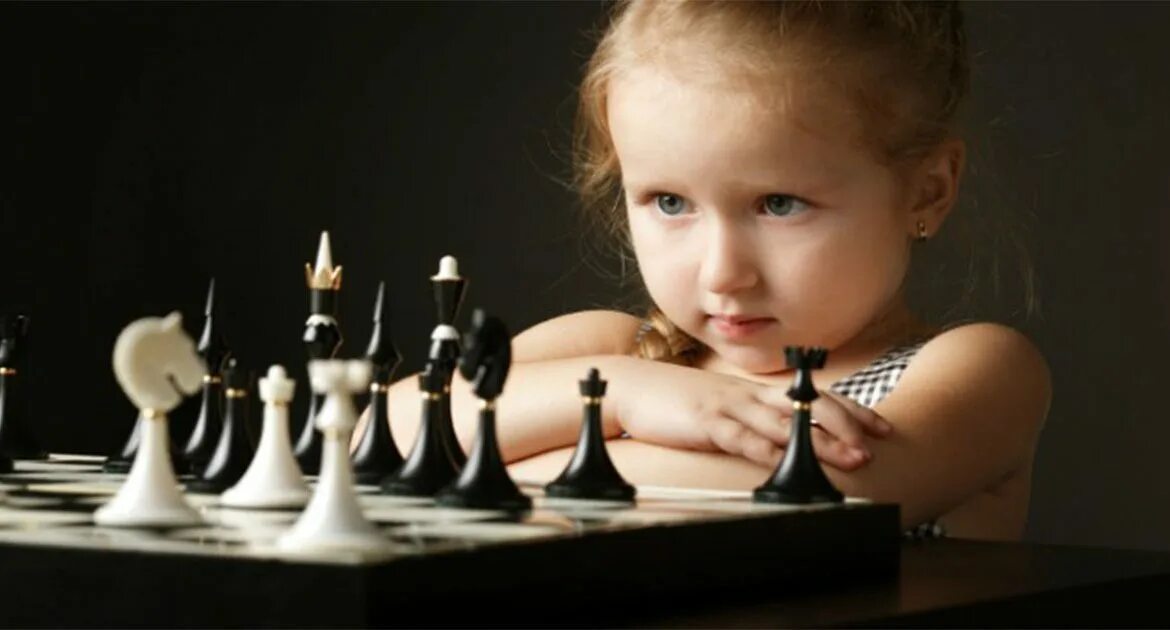 Шахматы для детей. Мальчик с шахматами. Шахматы для девочек. Девочка играет в шахматы
