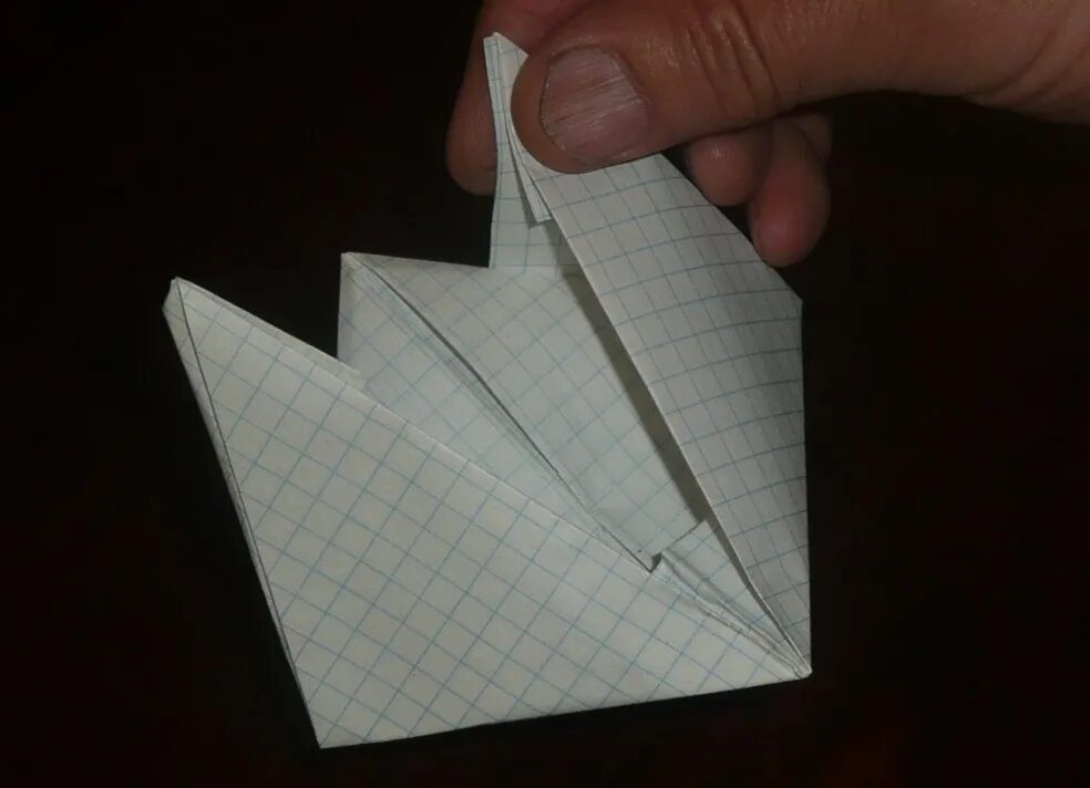 Тетрадный лист поделки. Как делать из тетрадного листа. Бумажный кораблик из тетрадного листа. Как сложить хлопушку из бумаги. Самолётик из бумаги из тетради.