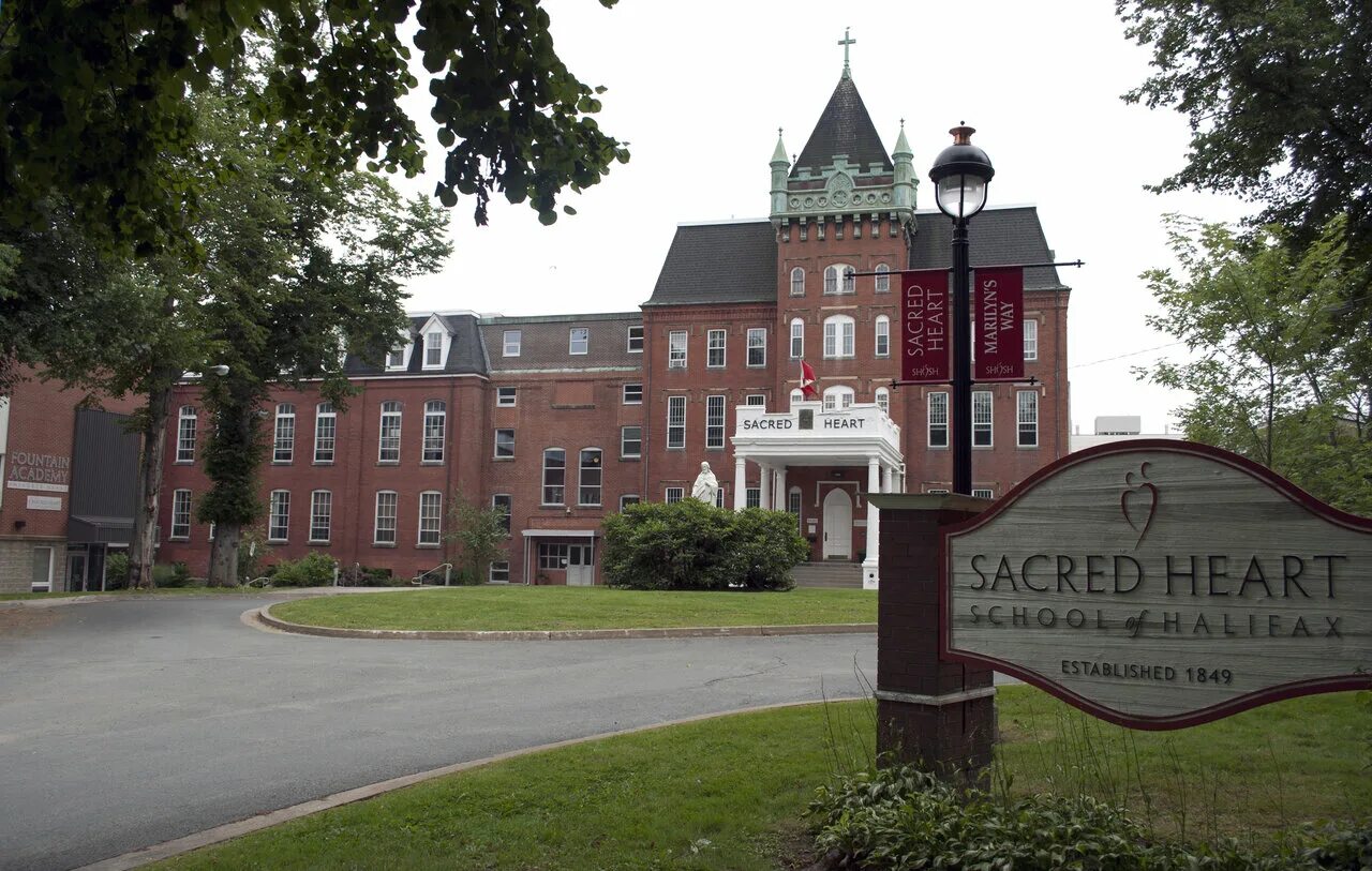 гимназия святителя василия великого, деревня зайцево. школа святого имени. здание школы св. гимназия святителя василия великого, деревня зайцево. гимназия святителя василия великого официальный сайт.