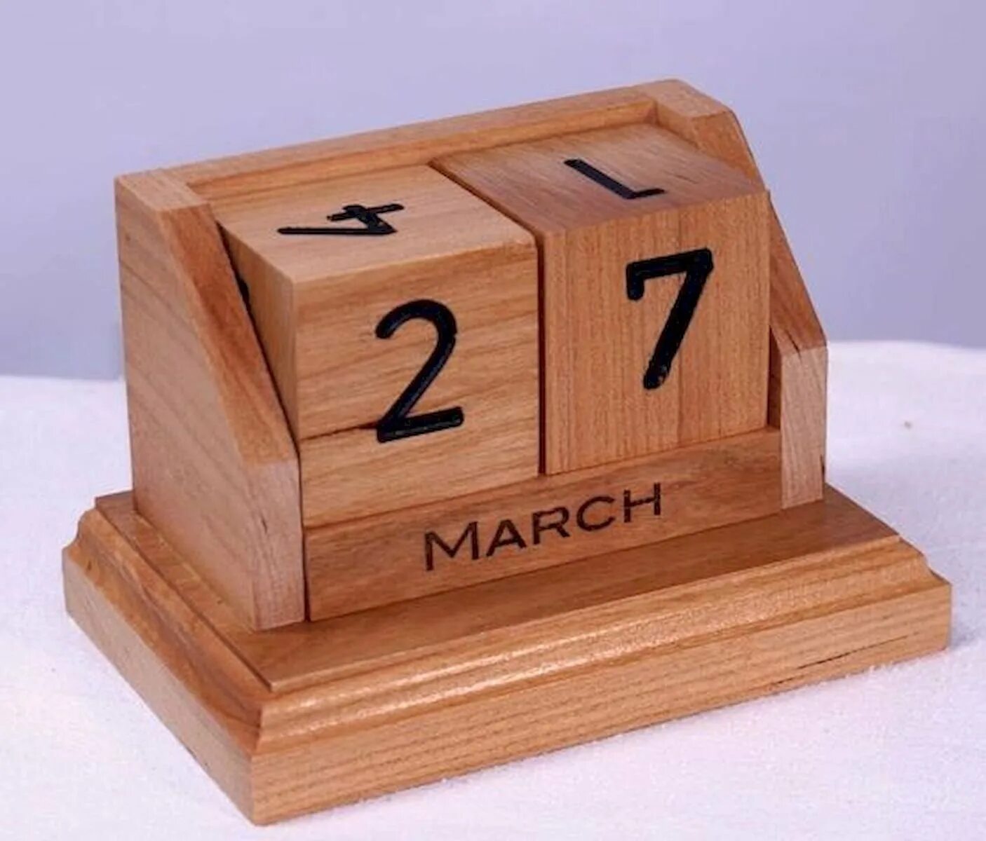 Календарь деревянный настольный. Вечный календарь. Настольный календарь из дерева. Вечный календарь деревянный. Календарь из кубиков