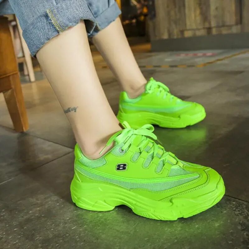 Зеленые кроссовки какие. Кроссовки Bronx женские салатовые. Лаймовые кроссовки найк женские. Зелёные кроссовки женские. Кроссовки женские модные яркие.