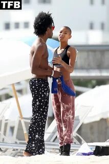 Willow Smith on Beach Pokies (32 Pics) .