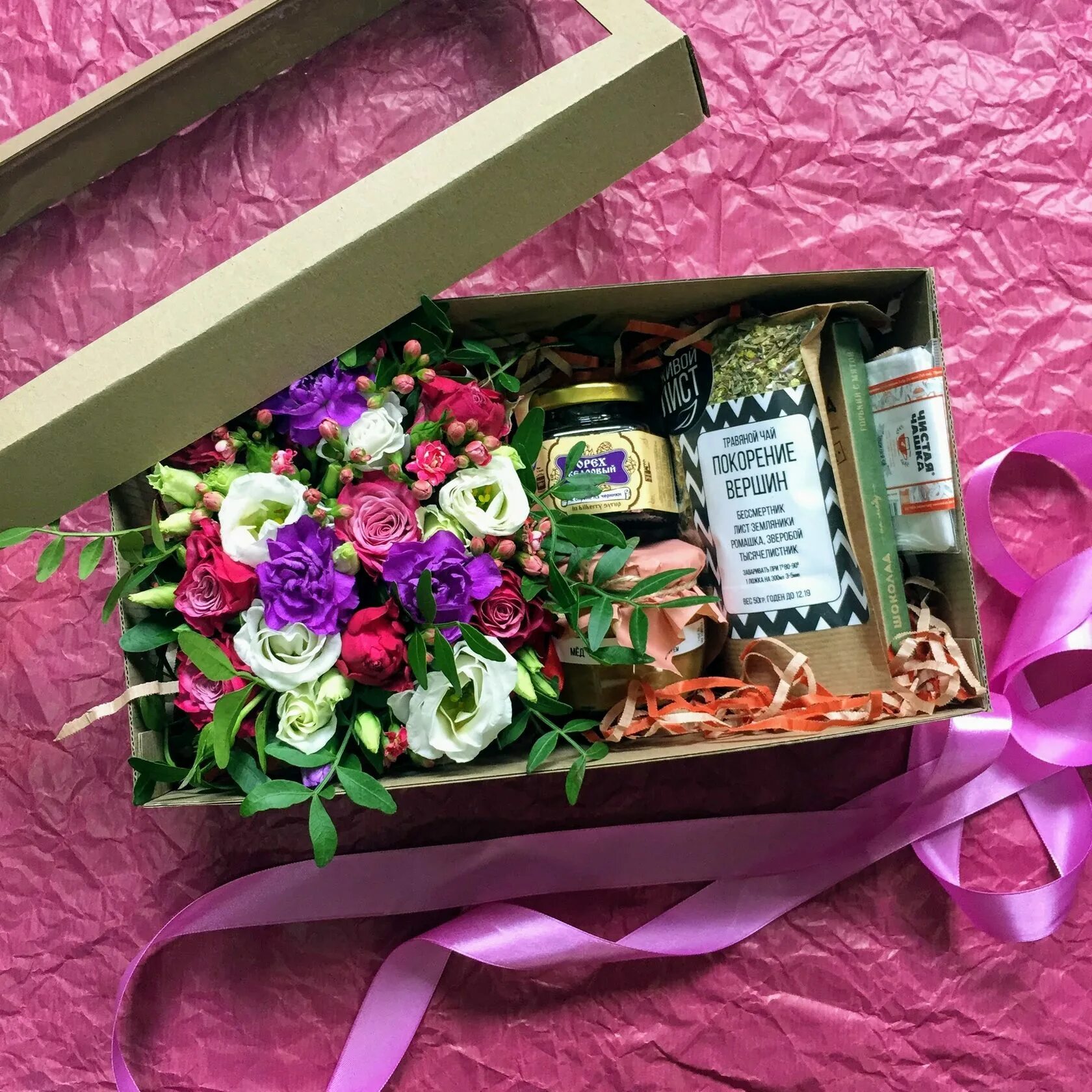 Подарки по цветам. Коробка с цветами и подарком. Набор цветы и конфеты в коробке. Коробка с цветами и шоколадом. Коробка с конфетами и цветами в подарок.