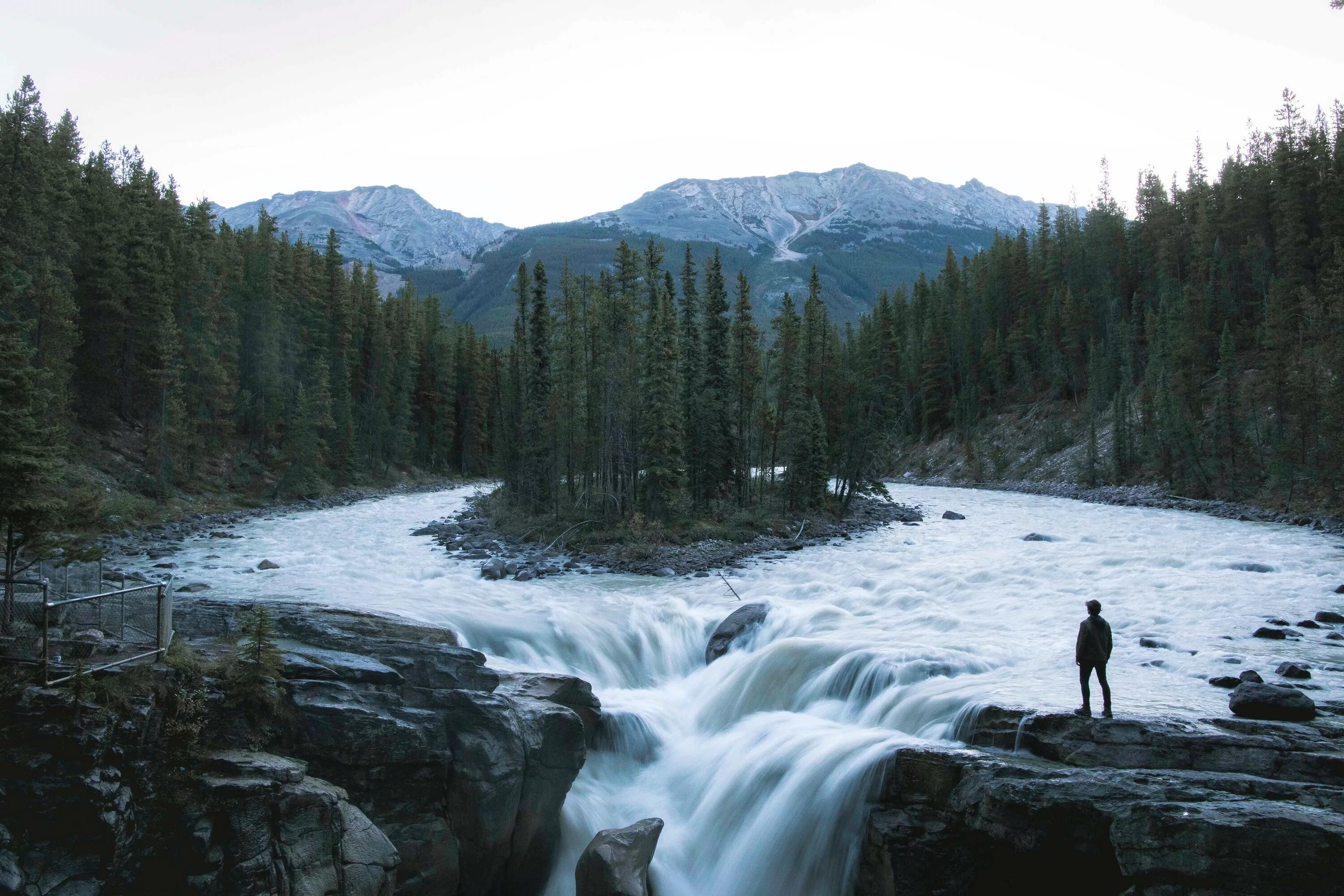 Люди это бурные реки. Куркуре водопад Алтай. Горная река. Бурная Горная река. Человек в горной реке.