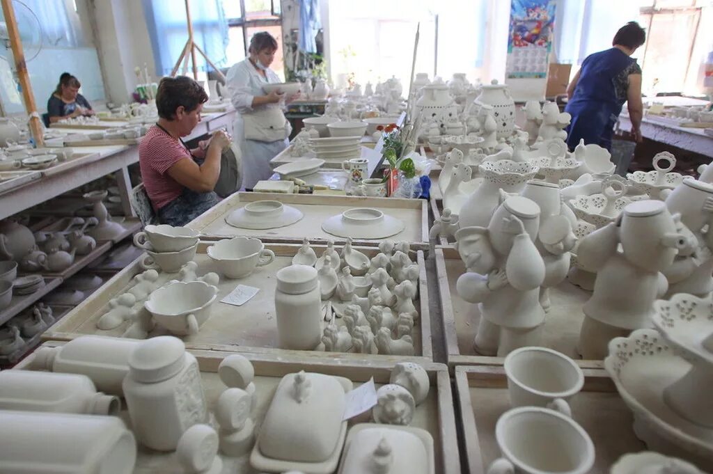 Посуда омс фарфор. Где делают посуду. Производитель посуды. Глина для гончарных изделий. Керамические изделия.