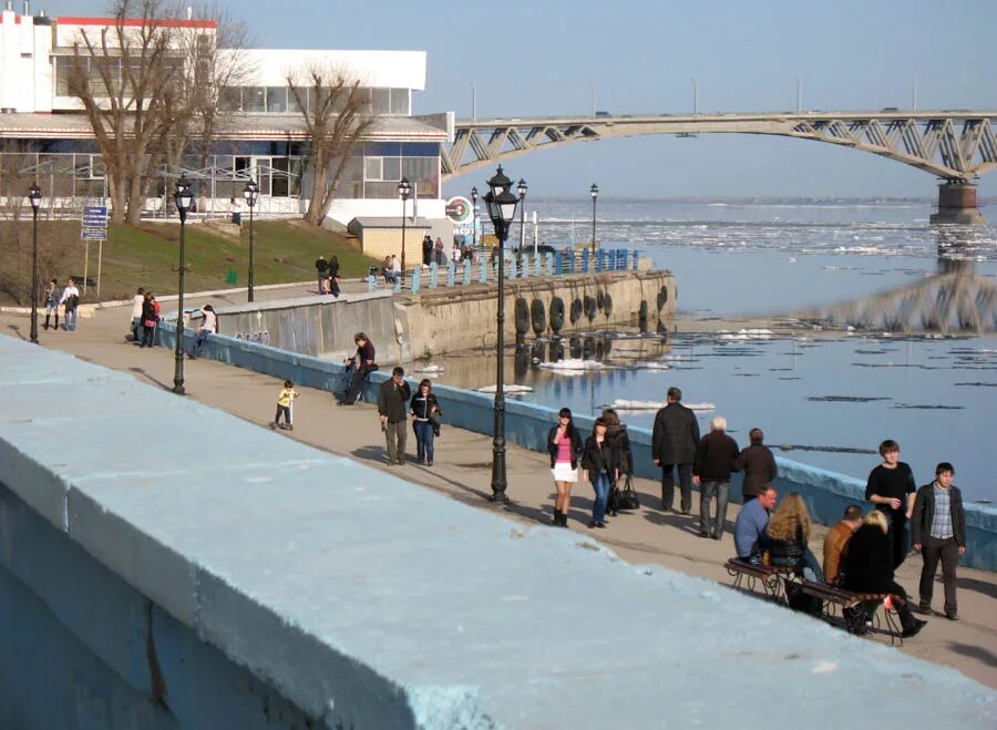 Саратов 2000 год. Саратов набережная мост. Протяженность набережной в Саратове. Набережная Саратова 2000 год. Новая набережная Энгельс.