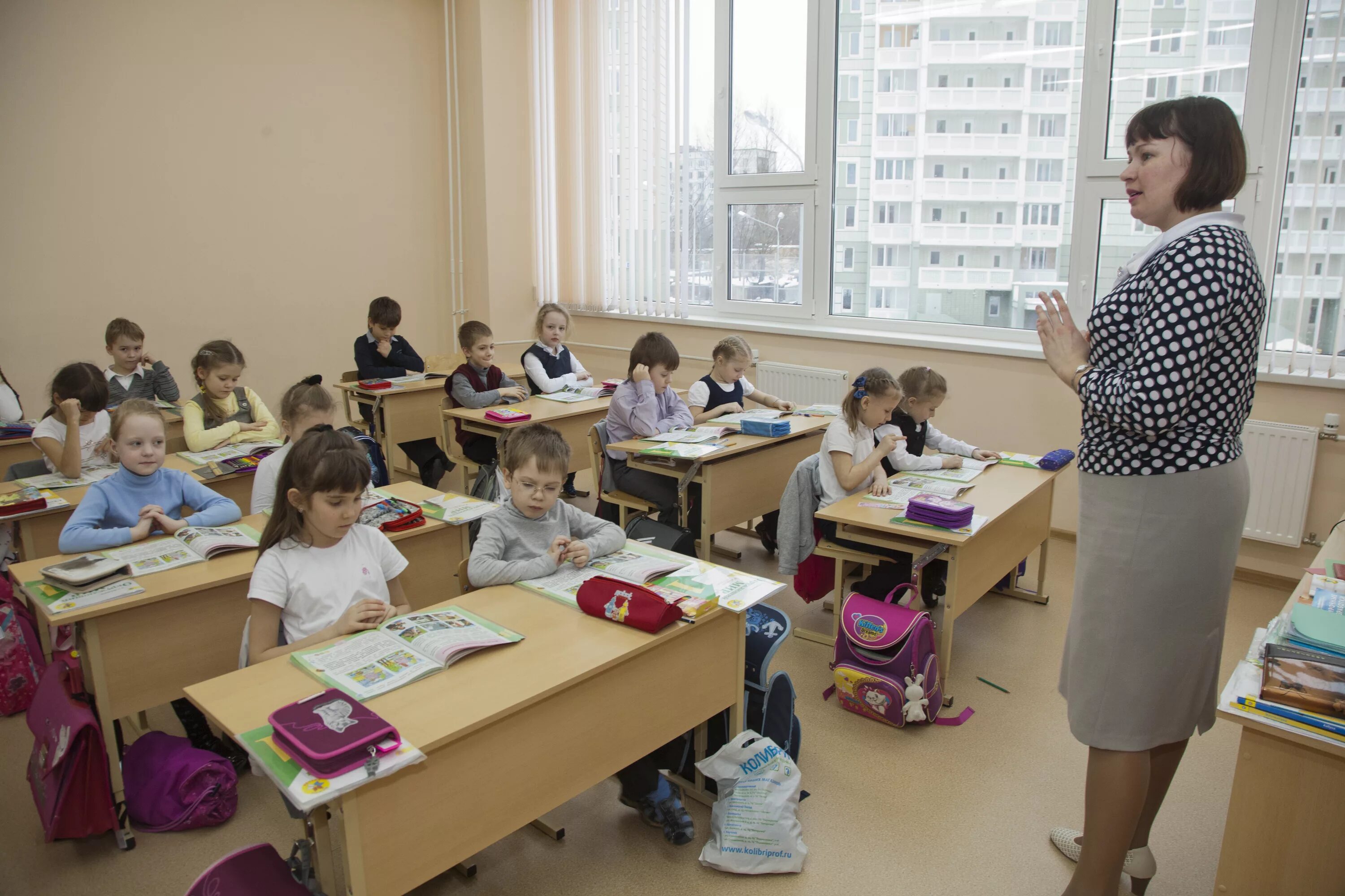 Подмосковье учебный год. Подмосковье учебный год. Школа 32 подольск кузнечики. Торжественная линейка в школе. Школы подмосковья.