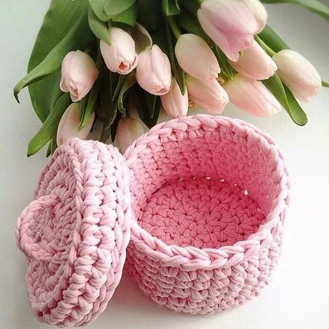 Вязание коробочки. Вязание коробочки. Декорирование коробок вязаные крючком. Корзинки из трикотажной пряжи крючком. Коробки из трикотажной пряжи.