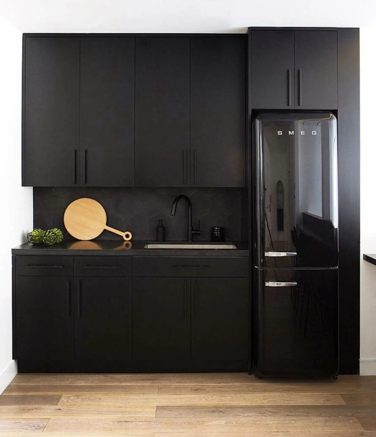 Кухня с черным холодильником. Черный холодильник Смег матовый. Черная матовая кухня. Черный холодильник в интерьере.