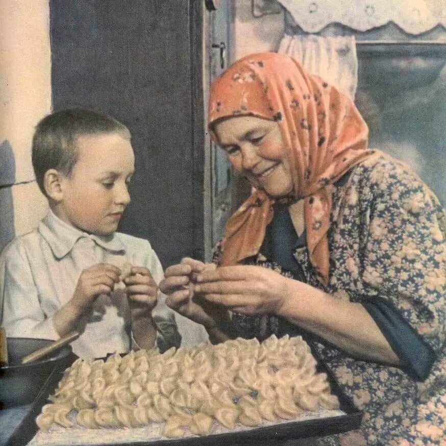 Лепка пельменей в СССР. Лепка пельменей в живописи. Лепят пельмени СССР. Семья лепит пельмени.