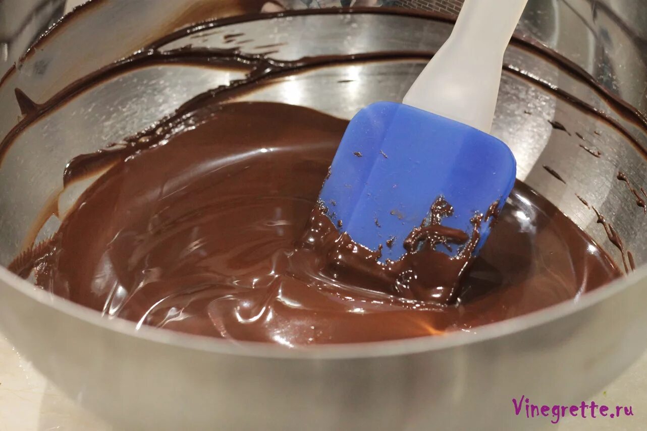 Растопленный шоколад. Водяная баня для шоколада. Растопить шоколад в микроволновке. Шоколад в микроволновке.