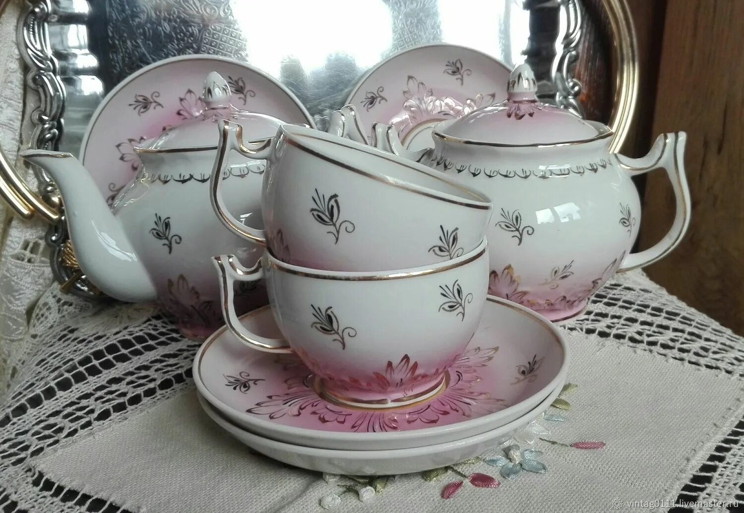 Столовый сервиз красный фарфорист. Сервиз мадонна польша. Сервизы 60 годов. Сервизы 60 годов. Дулевский фарфор сервиз сирень.