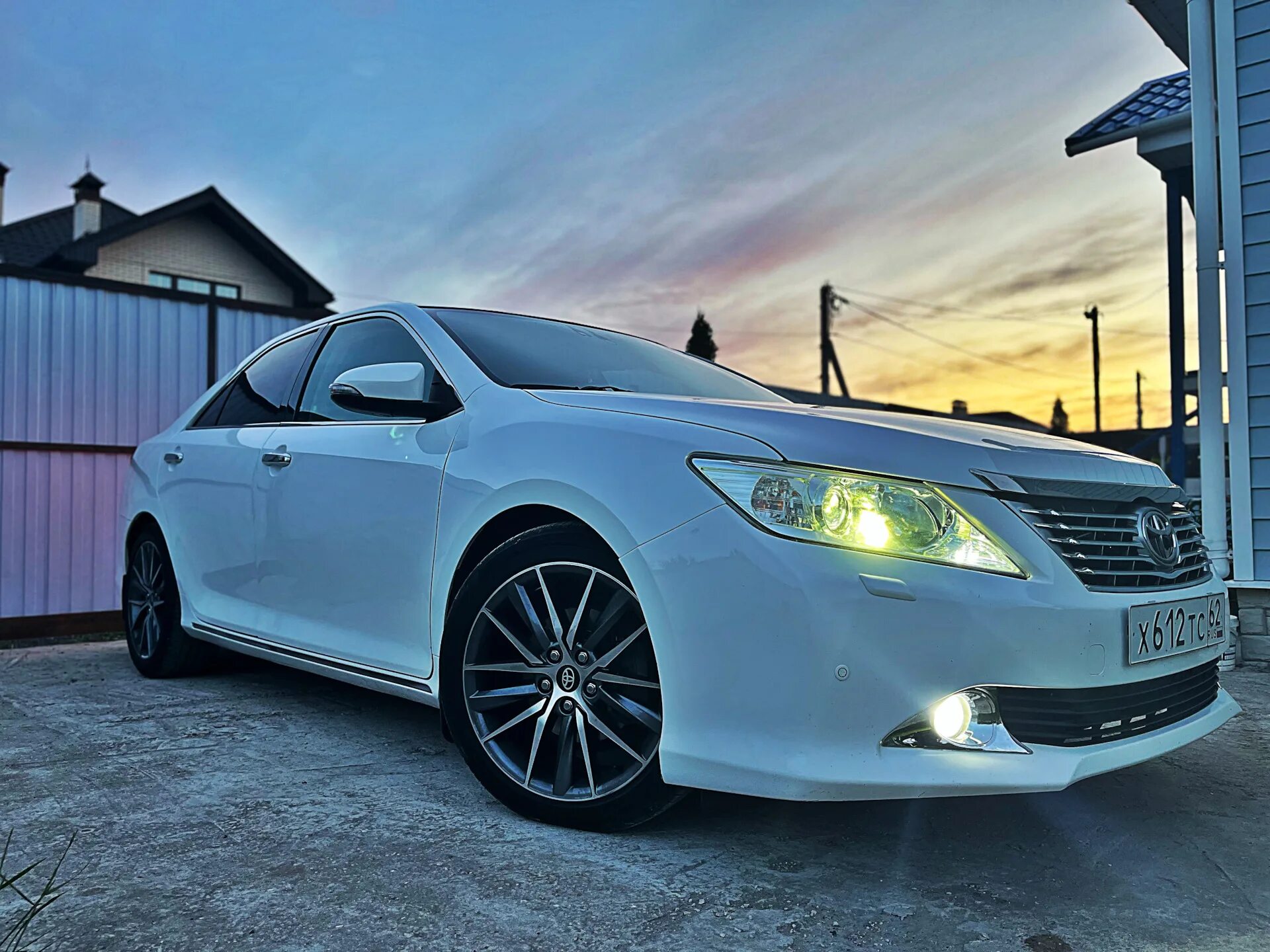 Toyota camry 50 белая на литье. Литье камри. 5 2013 r18. Литье camry 50. Штатное литье камри 50.