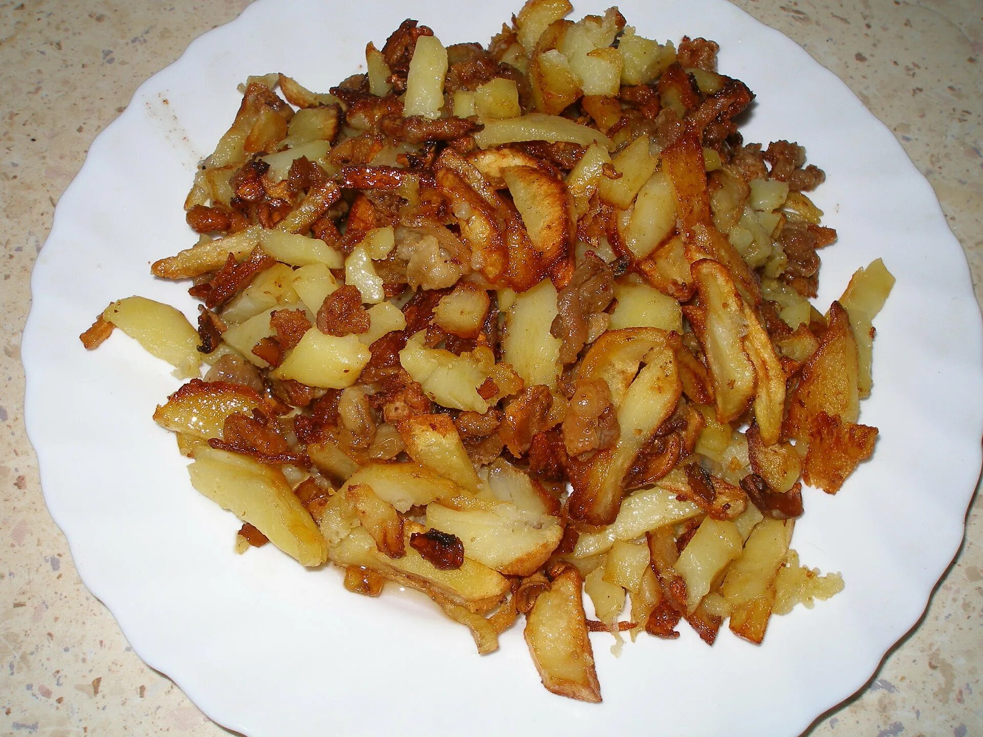 Картошка со шкварками и луком. Картошка жареная со шкварками и луком. Картофельные шкварки. Картофельные шкварки. Жареная картошка со шкварками.