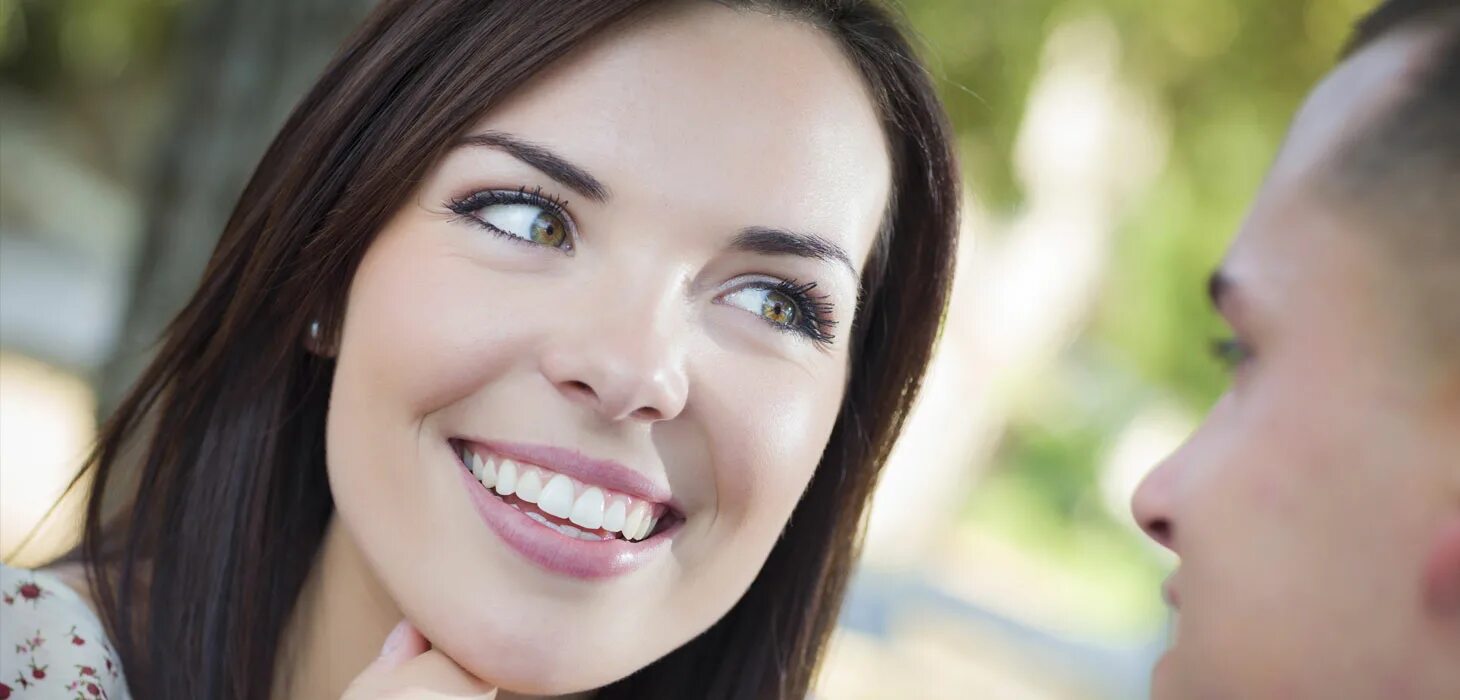 Эмоция флирта. Женщина заигрывает. Влюбленные коллеги. Парень и девушка в офисе. Эмоция флирт мужчина.