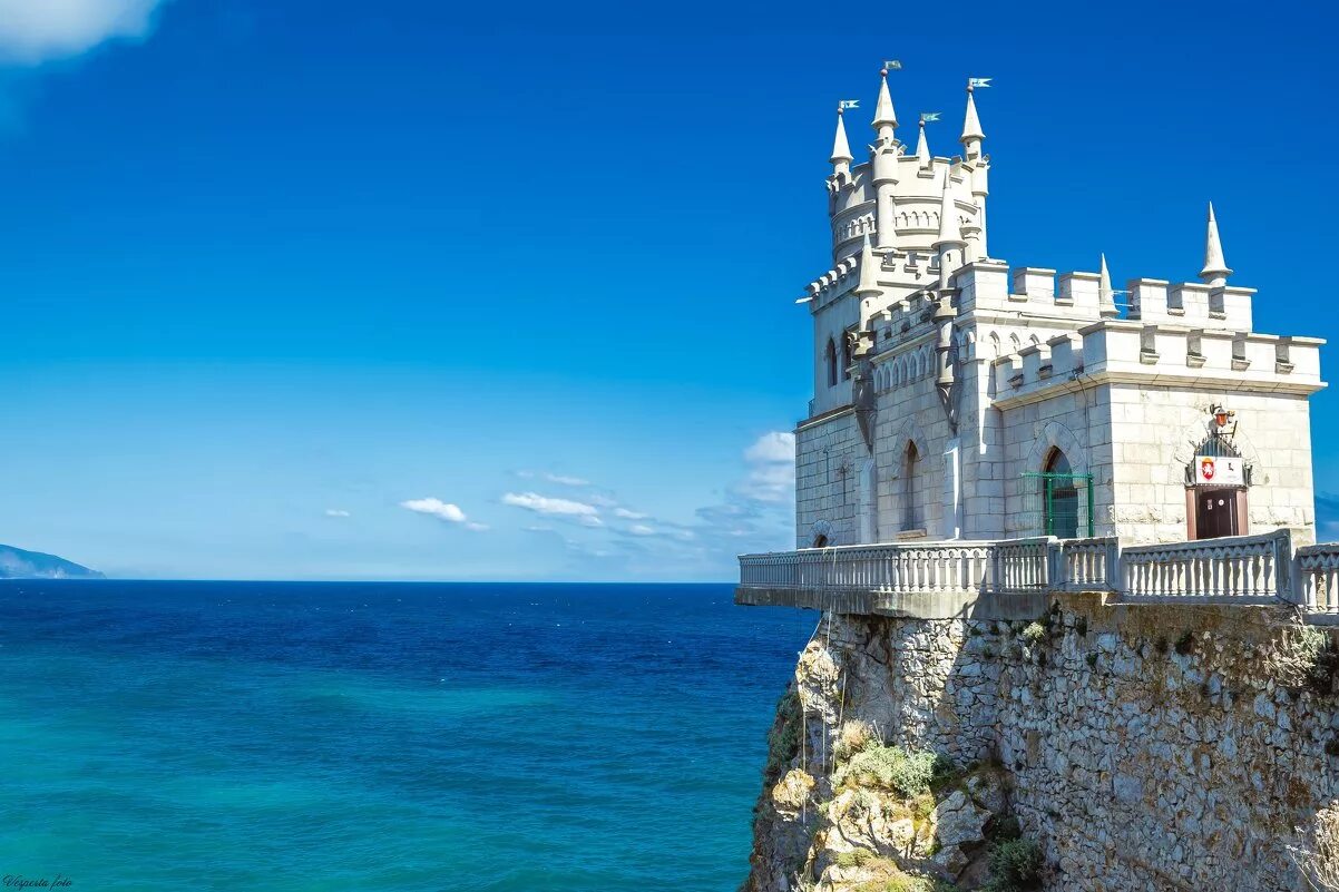 Крым обои на стол. Ялта достопримечательности Ласточкино гнездо. Замок «Ласточкино гнездо» Ялта, Крым. Черное море Ласточкино гнездо. Черное море Крым Ласточкино гнездо.