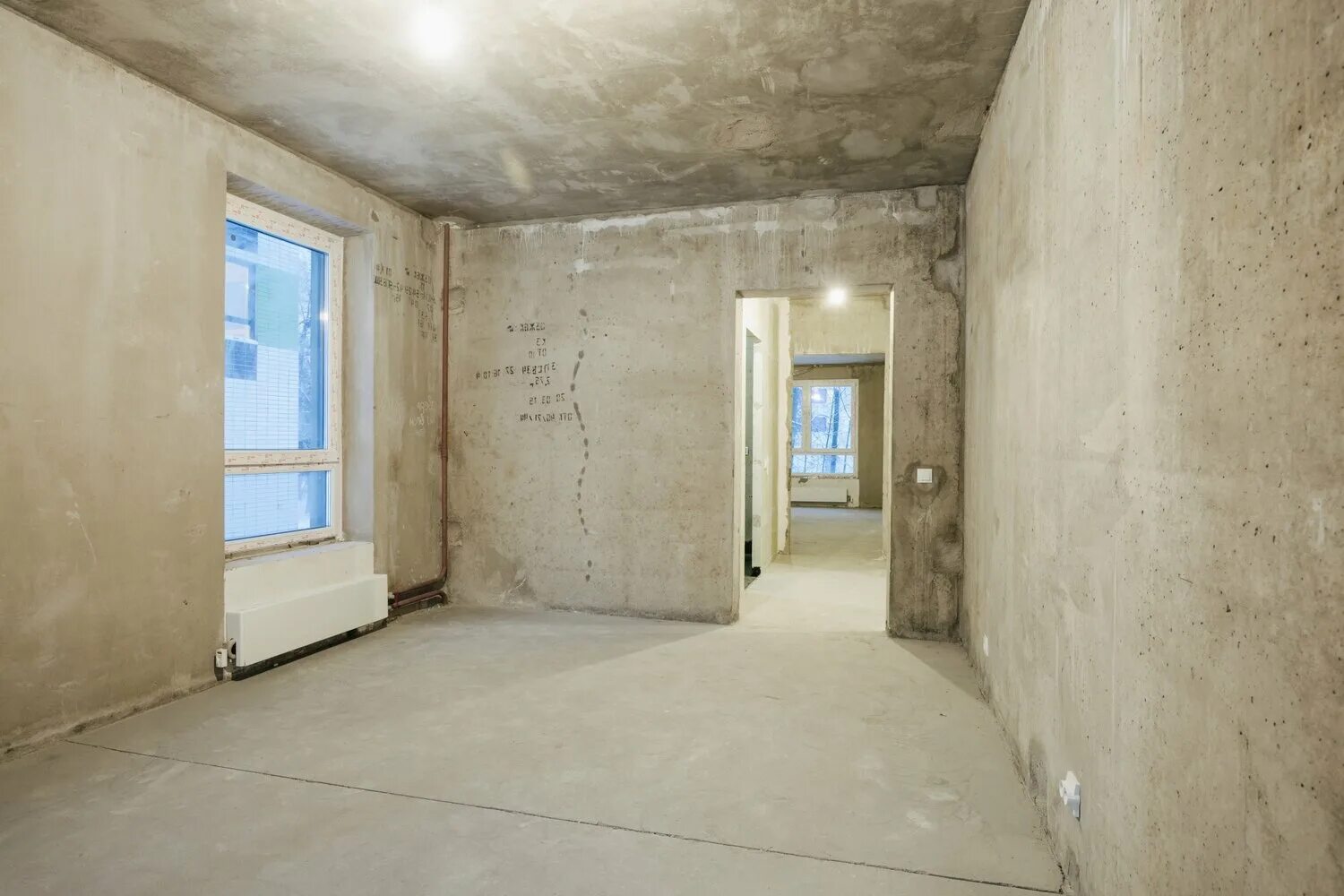 черновая отделка квартиры. черновая отделка коттеджа. квартира без черновой отделки. комната строящегося дома. комната до ремонта.