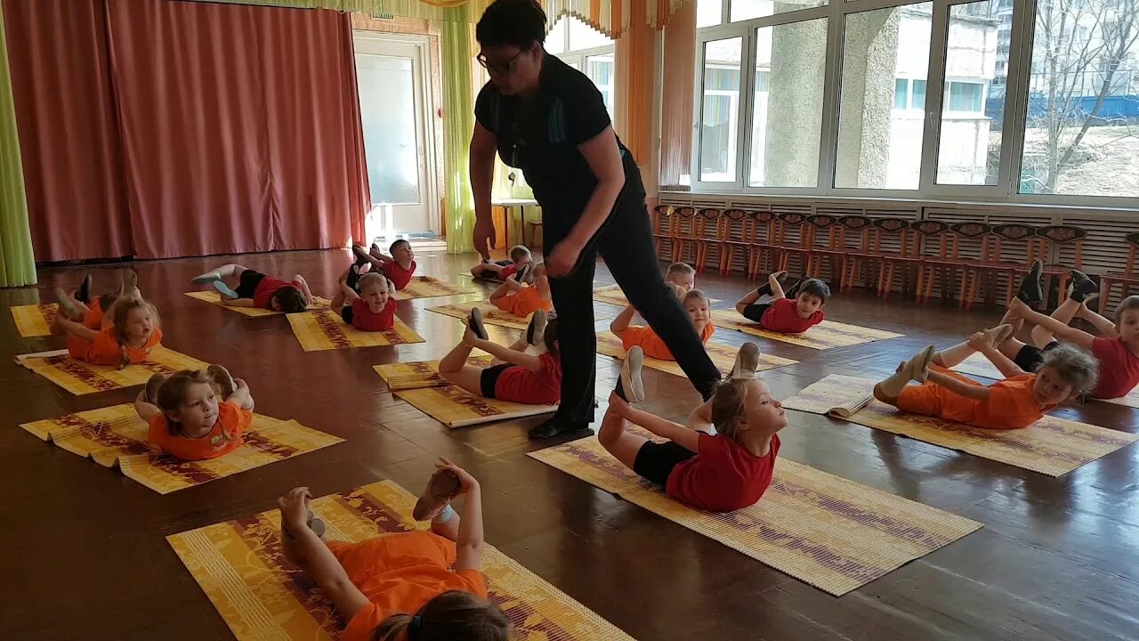 Гимнастика 4 года занятия. Партерная гимнастика 3-4 года. партерная гимнастика для дошкольников. партерная гимнастика для детей 3_4 лет. гимнастика 4 года.