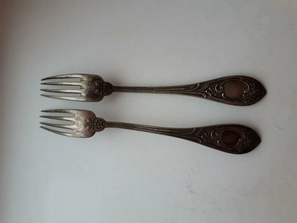 Вилка слева. Вилка слева. P. 800 v. Клеймо вилка трехзубая см 68.