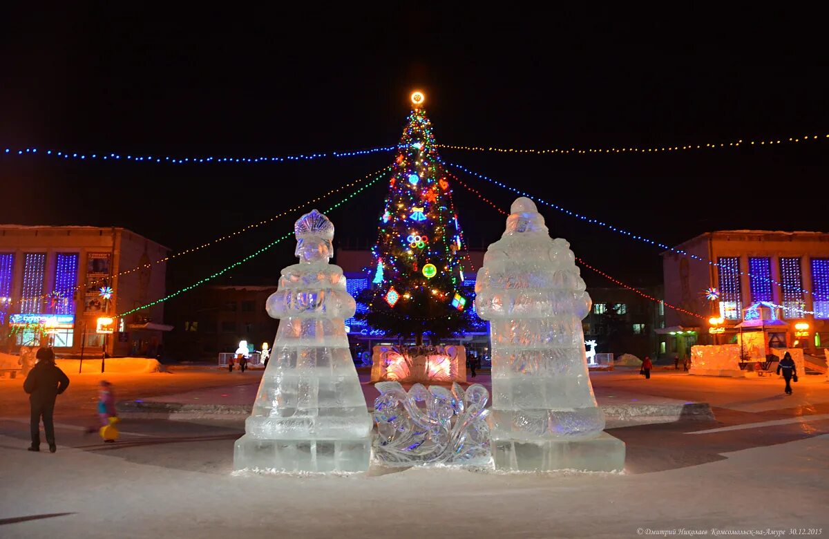 12 гумо комсомольск на амуре. Ёлка на авиастроителей. Комсомольск-на-амуре площадь злк зима. Городок на амуре. Зимний городок у драмтеатра комсомольск-на-амуре.