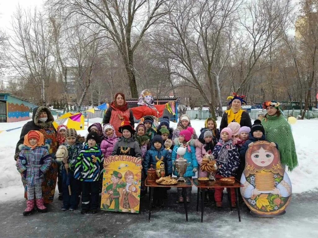 Масленица в детском саду. Масленица в детском саду на улице. Атрибуты для Масленицы в детском саду. Гуляние на Масленица для детей в детском саду. Масленичные гуляния в детском саду