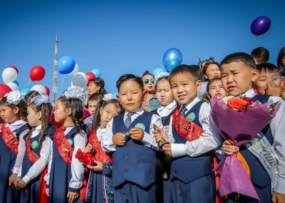 Сентябрь якутск. 1 сентября якутск. Природа якутии осень. Якутская школа. Первоклашка в 1 й класс.