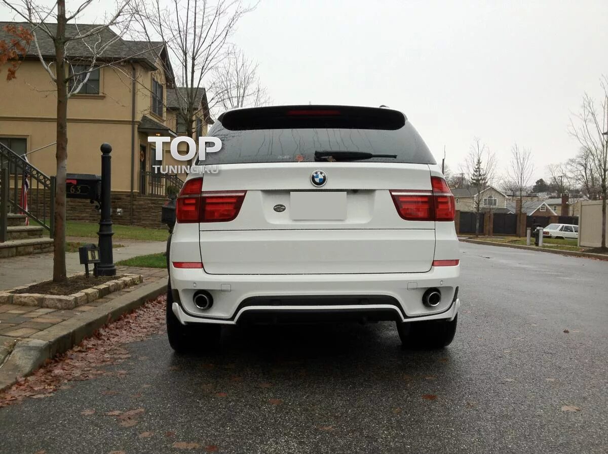 Задний бампер е70. Задний бампер bmw x5 e70. задний бампер bmw x5 e70 performance. bmw x5 e70 спойлер.